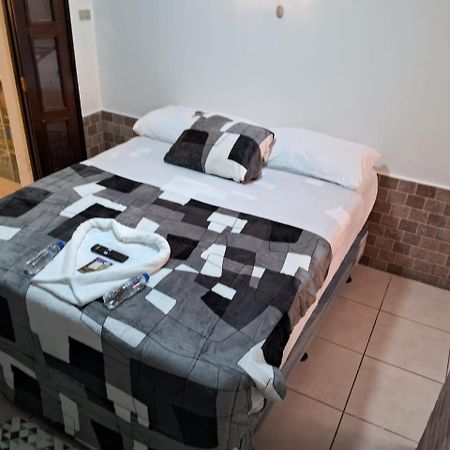 Hotel Kamelot Parque Central 케트살테낭고 외부 사진