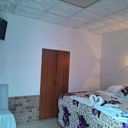 Hotel Kamelot Parque Central 케트살테낭고 외부 사진