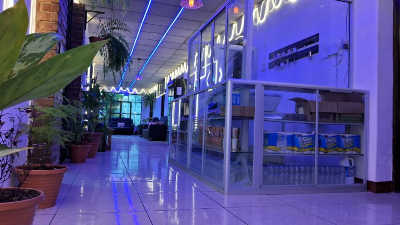 Hotel Kamelot Parque Central 케트살테낭고 외부 사진