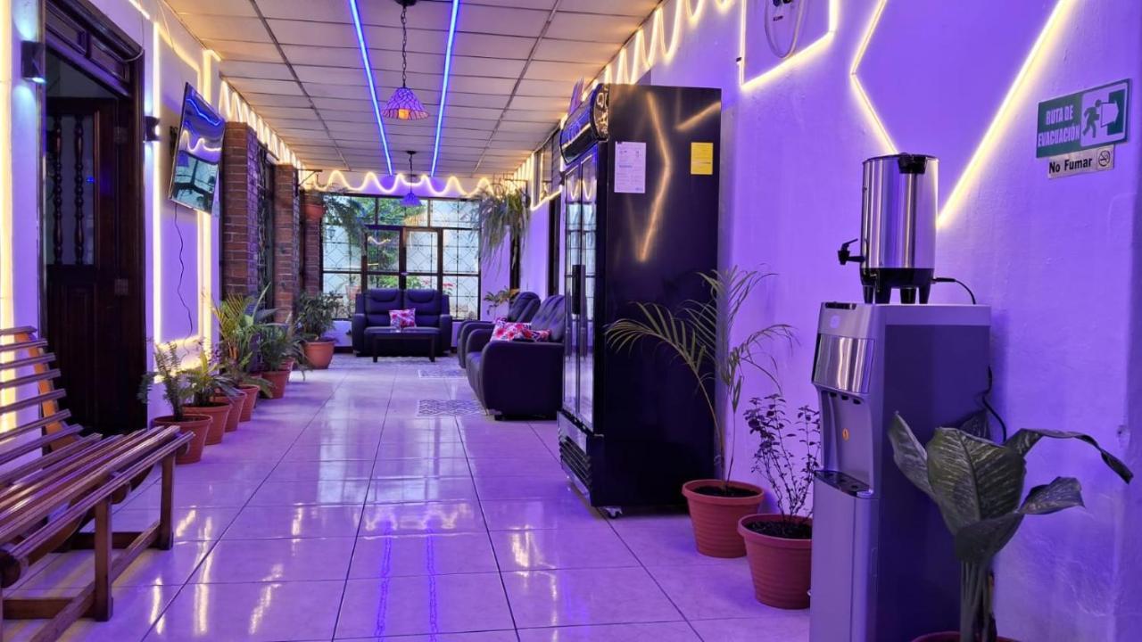 Hotel Kamelot Parque Central 케트살테낭고 외부 사진