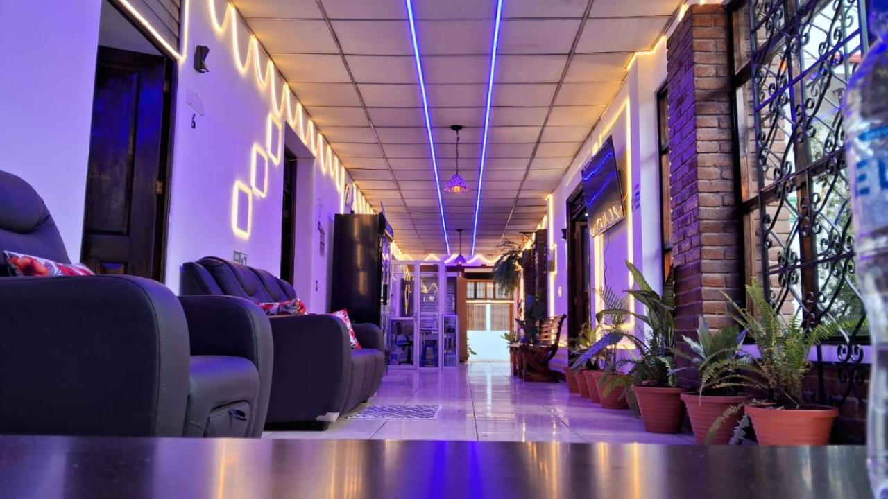 Hotel Kamelot Parque Central 케트살테낭고 외부 사진