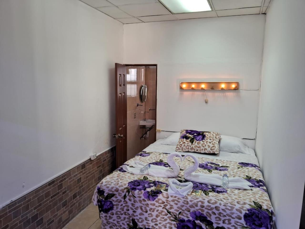 Hotel Kamelot Parque Central 케트살테낭고 외부 사진