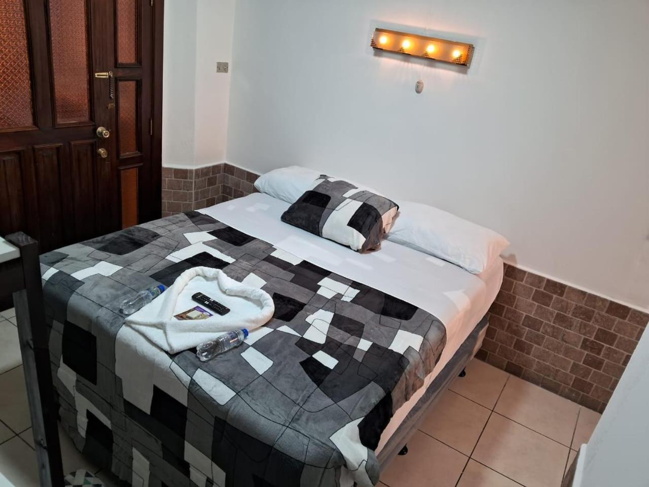 Hotel Kamelot Parque Central 케트살테낭고 외부 사진