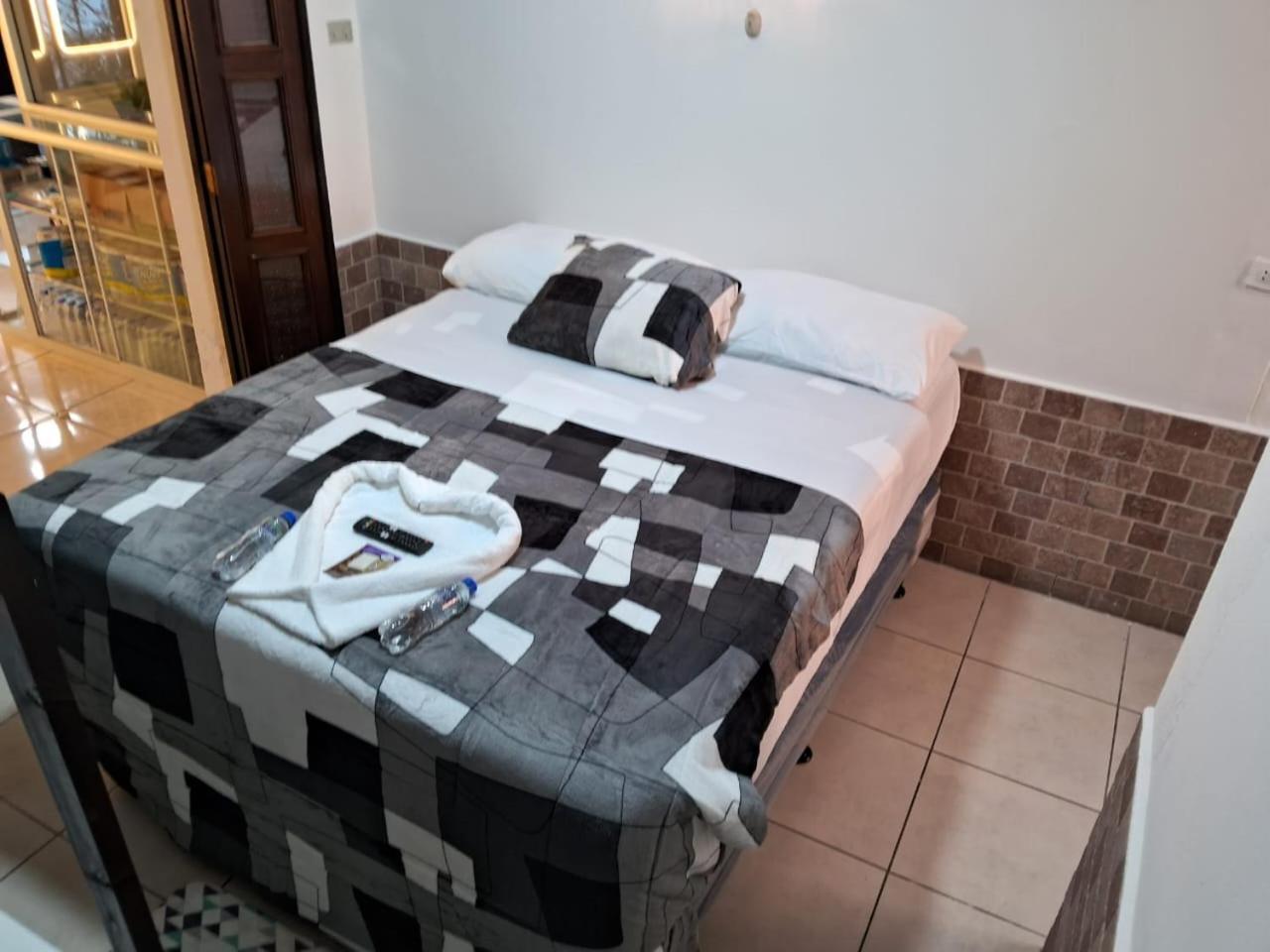 Hotel Kamelot Parque Central 케트살테낭고 외부 사진