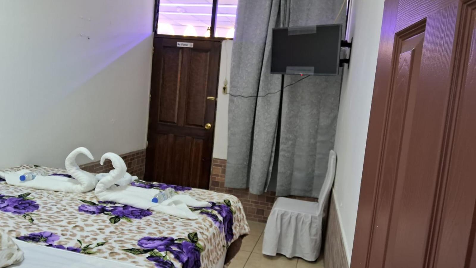 Hotel Kamelot Parque Central 케트살테낭고 외부 사진