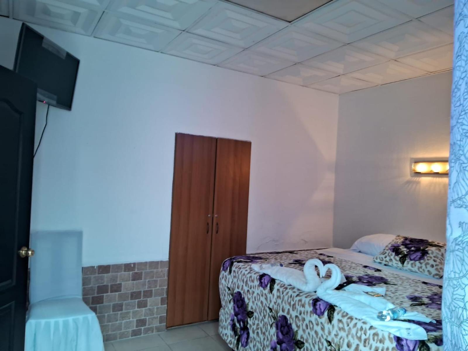 Hotel Kamelot Parque Central 케트살테낭고 외부 사진