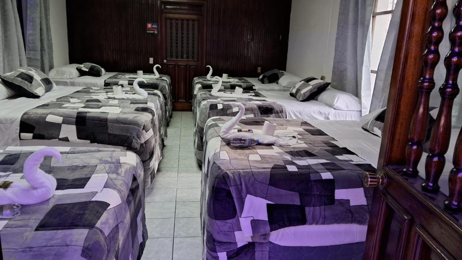 Hotel Kamelot Parque Central 케트살테낭고 외부 사진